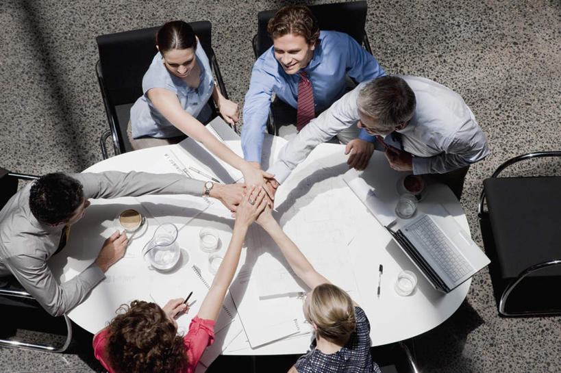 西方人,同事,商务人士,商务男性,商务女性,办公室,坐,握手,横图,俯视,室内,白天,衬衫,成功,合作,团队,集体,信心,电脑,笔记本电脑,家具,桌子,椅子,欧洲,欧洲人,五个人,阴影,套装,反射,网络,影子,办公桌,许多人,通讯设备,队伍,会议椅,一群人,办公椅,无线,领导,成就,通信设备,商务装,无线网络,合伙,领袖,无线上网,便携式电脑,工薪阶层,办公家具,商务椅,培训椅,手提电脑,男人,男性,年轻男性,年轻女性,女人,女性,中年男性,中年女性,白种人,白领,上班族,搀手,拉手,手搀手,手拉手,手牵手,手握手,坐着,半身,彩图,高角度拍摄,衬衣