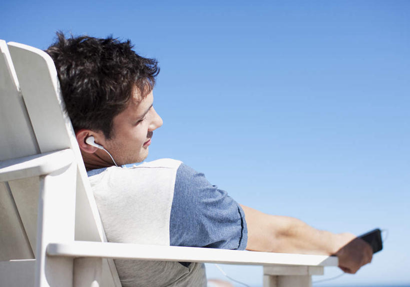 西方人,一个人,躺,横图,室外,白天,仰视,快乐,满意,幸福,椅子,欧洲,欧洲人,仅一个男性,仅一个人,握,阴影,服装,光线,影子,躺椅,音响,音乐,拿,拿着,休闲装,娱乐,仅一个年轻男性,衣服,蓝色,蓝天,天空,阳光,耳机,天,享受,休闲,休闲服,放松,握着,服饰,晴朗,沙滩椅,舒适,享乐,万里无云,卧着,男人,男性,年轻男性,白种人,晴空,晴空万里,躺着,卧,半身,彩图,低角度拍摄