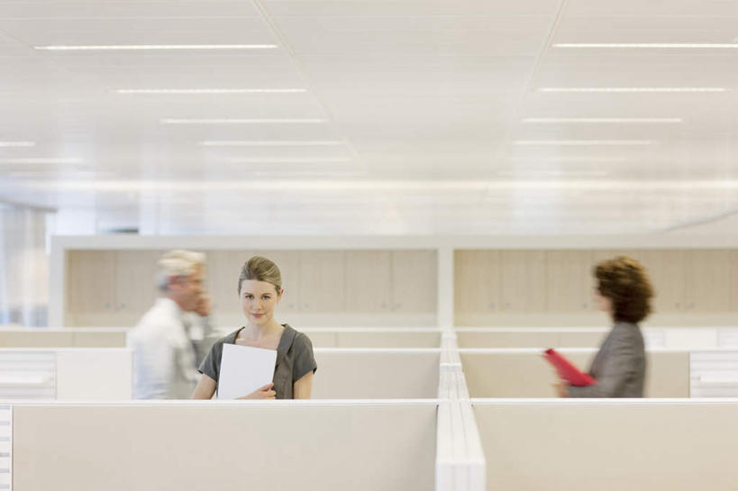 西方人,三个人,同事,商务人士,商务男性,商务女性,办公室,站,笑,微笑,露齿笑,横图,室内,白天,正面,衬衫,成功,合作,团队,集体,信心,欧洲,欧洲人,握,套装,材料,档案,文件,纸,拿,拿着,注视,队伍,手稿,资料,观察,看,站着,握着,观看,证明,察看,领导,成就,关注,文档,商务装,合伙,领袖,工薪阶层,男人,男性,女人,女性,中年男性,中年女性,白种人,白领,上班族,站立,半身,彩图,衬衣