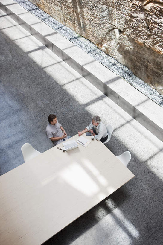 西方人,两个人,同事,商务人士,商务男性,办公室,坐,竖图,俯视,室内,白天,衬衫,成功,合作,团队,集体,信心,电脑,笔记本电脑,窗户,家具,桌子,椅子,欧洲,欧洲人,握,阴影,套装,光线,网络,影子,办公桌,拿,拿着,注视,通讯设备,队伍,玻璃窗,阳光,会议椅,观察,看,握着,观看,办公椅,察看,无线,领导,成就,关注,通信设备,商务装,无线网络,合伙,领袖,无线上网,便携式电脑,工薪阶层,办公家具,商务椅,培训椅,手提电脑,男人,男性,年轻男性,中年男性,白种人,白领,上班族,坐着,彩图,高角度拍摄,全身,衬衣