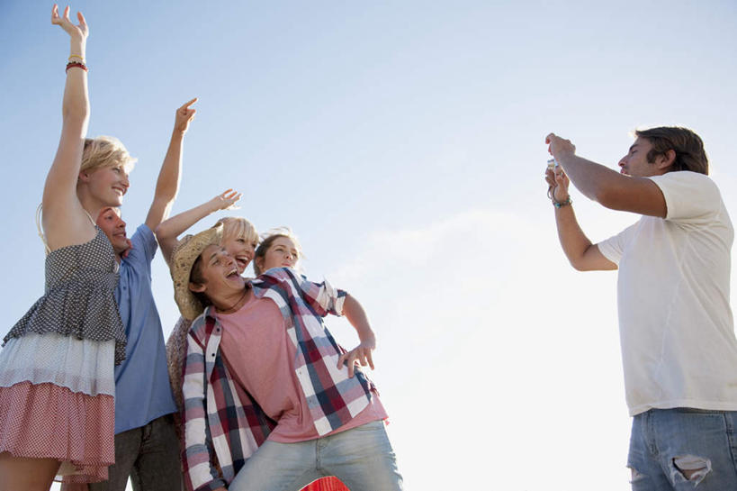 西方人,伙伴,朋友,站,举,笑,微笑,露齿笑,横图,室外,白天,仰视,爱情,友谊,相机,欧洲,欧洲人,握,阴影,服装,光线,影子,许多人,浪漫,拿,拿着,注视,休闲装,拍照,衣服,蓝色,蓝天,天空,阳光,数码相机,天,观察,看,托,站着,一群人,休闲,温暖,温馨,休闲服,恩爱,握着,恋人,摄影,服饰,晴朗,观看,和睦,察看,关注,万里无云,友情,男人,男性,年轻男性,年轻女性,女人,女性,白种人,情侣,照相机,晴空,晴空万里,举起,举手,举着,向上举,向上伸,向上托,站立,半身,彩图,低角度拍摄,照相,伴侣,融洽