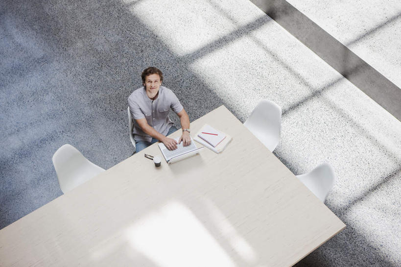 西方人,一个人,商务人士,商务男性,办公室,坐,横图,俯视,室内,白天,衬衫,电脑,笔记本电脑,家具,桌子,椅子,欧洲,欧洲人,仅一个男性,仅一个人,敲打,阴影,套装,光线,网络,材料,档案,文件,影子,纸,办公桌,注视,输入,通讯设备,仅一个年轻男性,阳光,会议椅,手稿,资料,打字,观察,看,观看,点击,一台,敲击,办公椅,证明,察看,无线,关注,文档,通信设备,商务装,无线网络,无线上网,便携式电脑,工薪阶层,办公家具,商务椅,培训椅,按键,手提电脑,男人,男性,年轻男性,白种人,白领,上班族,抬头,仰头,坐着,彩图,高角度拍摄,全身,衬衣