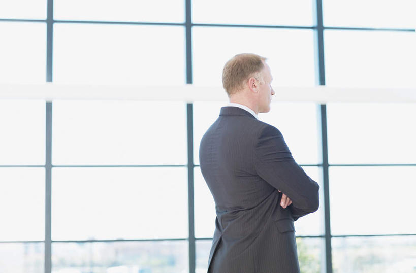 西方人,一个人,商务人士,商务男性,站,双手交叉,横图,室内,白天,侧面,衬衫,窗户,欧洲,欧洲人,仅一个男性,仅一个人,仅一个中年男性,套装,玻璃窗,站着,双手抱胸,商务装,工薪阶层,男人,男性,中年男性,白种人,白领,上班族,站立,半身,彩图,衬衣