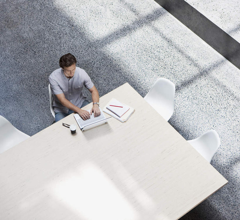 西方人,一个人,商务人士,商务男性,办公室,坐,横图,俯视,室内,白天,衬衫,电脑,笔记本电脑,家具,桌子,椅子,欧洲,欧洲人,仅一个男性,仅一个人,敲打,阴影,套装,光线,网络,材料,档案,文件,影子,纸,办公桌,注视,输入,通讯设备,仅一个年轻男性,阳光,会议椅,手稿,资料,打字,观察,看,观看,点击,一台,敲击,办公椅,证明,察看,无线,关注,文档,通信设备,商务装,无线网络,无线上网,便携式电脑,工薪阶层,办公家具,商务椅,培训椅,按键,手提电脑,男人,男性,年轻男性,白种人,白领,上班族,坐着,彩图,高角度拍摄,全身,衬衣