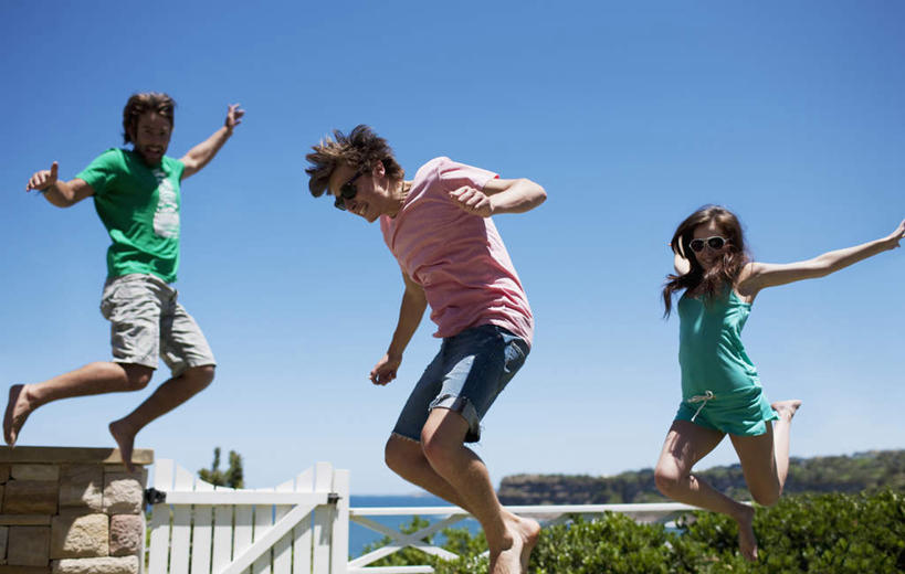 西方人,三个人,伙伴,朋友,栏杆,跳,举,伸展双臂,笑,微笑,露齿笑,横图,室外,白天,仰视,友谊,植物,欧洲,欧洲人,阴影,服装,光线,墨镜,眼镜,影子,栅栏,篱笆,围栏,半空,注视,休闲装,护栏,树,树木,衣服,蓝色,绿色,蓝天,天空,阳光,自然,太阳镜,太阳眼镜,天,观察,看,托,休闲,休闲服,遮阳镜,服饰,生长,晴朗,成长,观看,察看,关注,万里无云,友情,男人,男性,年轻男性,年轻女性,女人,女性,白种人,晴空,晴空万里,敞开双臂,举起,举手,举着,伸开双臂,跳跃,向上举,向上伸,向上托,展开双肩,张开手臂,张开双臂,彩图,低角度拍摄,全身