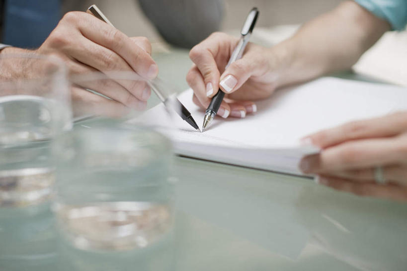 西方人,手,两个人,同事,商务人士,商务男性,商务女性,横图,俯视,室内,特写,白天,衬衫,爱情,成功,合作,团队,集体,信心,杯子,欧洲,欧洲人,握,套装,朦胧,模糊,笔,材料,档案,文件,纸,办公用品,浪漫,拿,拿着,队伍,水笔,玻璃制品,文具,装饰品,戒指,饰品,手稿,首饰,水杯,学习用品,资料,手部,恩爱,握着,文具用品,信物,证明,领导,书写,权利,成就,文档,商务装,合伙,领袖,工薪阶层,手饰,男人,男性,女人,女性,中年男性,中年女性,白种人,白领,上班族,玻璃杯,半身,彩图,高角度拍摄,衬衣