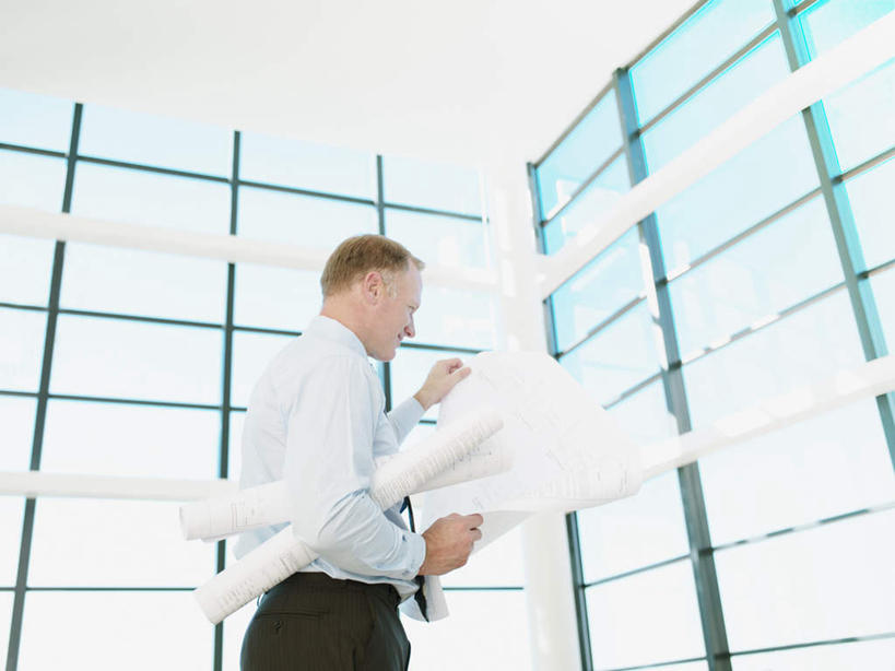 西方人,一个人,商务人士,商务男性,站,横图,室内,白天,仰视,衬衫,窗户,欧洲,欧洲人,仅一个男性,仅一个人,仅一个中年男性,握,套装,材料,档案,图纸,文件,纸,墙,设计图,拿,拿着,注视,玻璃窗,墙壁,墙面,手稿,资料,观察,看,站着,握着,观看,证明,察看,关注,文档,商务装,工程图,草图,蓝图,工薪阶层,男人,男性,中年男性,白种人,白领,上班族,设计,站立,半身,彩图,低角度拍摄,衬衣