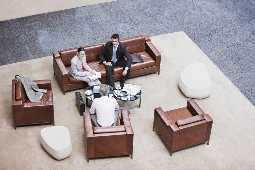 西方人,三个人,同事,商务人士,商务男性,商务女性,坐,横图,俯视,室内,白天,衬衫,成功,合作,团队,集体,信心,电脑,笔记本电脑,沙发,桌子,杯子,玻璃,欧洲,欧洲人,敲打,套装,网络,瓷器,咖啡杯,陶瓷制品,茶几,注视,输入,通讯设备,队伍,玻璃制品,打字,观察,看,观看,点击,一台,敲击,察看,无线,领导,成就,关注,瓷杯,通信设备,商务装,无线网络,合伙,领袖,布艺沙发,无线上网,便携式电脑,工薪阶层,按键,手提电脑,男人,男性,年轻男性,年轻女性,女人,女性,中年男性,白种人,白领,上班族,坐着,彩图,高角度拍摄,全身,衬衣