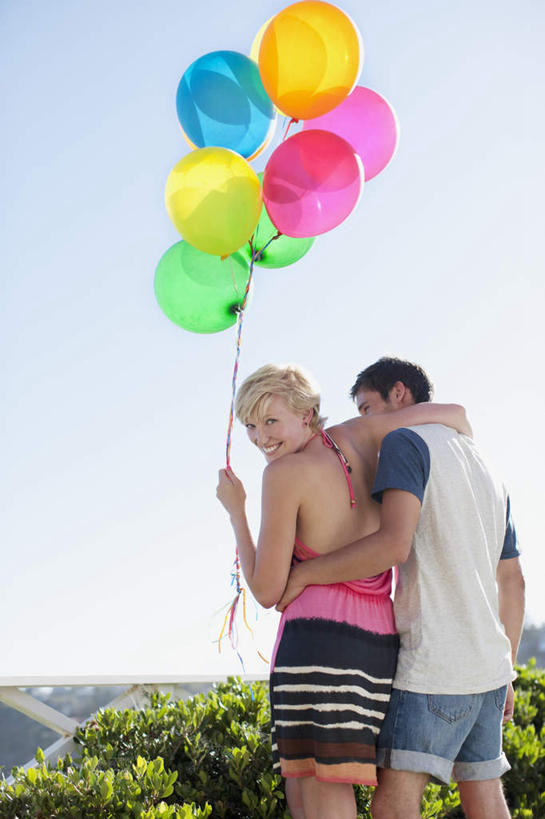 西方人,两个人,站,抱,笑,微笑,露齿笑,竖图,室外,白天,爱情,植物,欧洲,欧洲人,握,阴影,服装,装饰,光线,影子,塑料,浪漫,拿,拿着,扭头,注视,休闲装,树,树木,背面,衣服,蓝色,绿色,蓝天,天空,阳光,自然,气球,塑料制品,天,观察,看,站着,转头,休闲,温暖,温馨,休闲服,橡胶,恩爱,握着,恋人,服饰,生长,晴朗,成长,抱着,观看,华丽,修饰,点缀,和睦,察看,搂着,关注,橡胶制品,万里无云,衬托,美观,雅致,雅观,男人,男性,年轻男性,年轻女性,女人,女性,白种人,情侣,晴空,晴空万里,怀抱,搂,搂抱,相抱,拥抱,站立,半身,彩图,伴侣,融洽