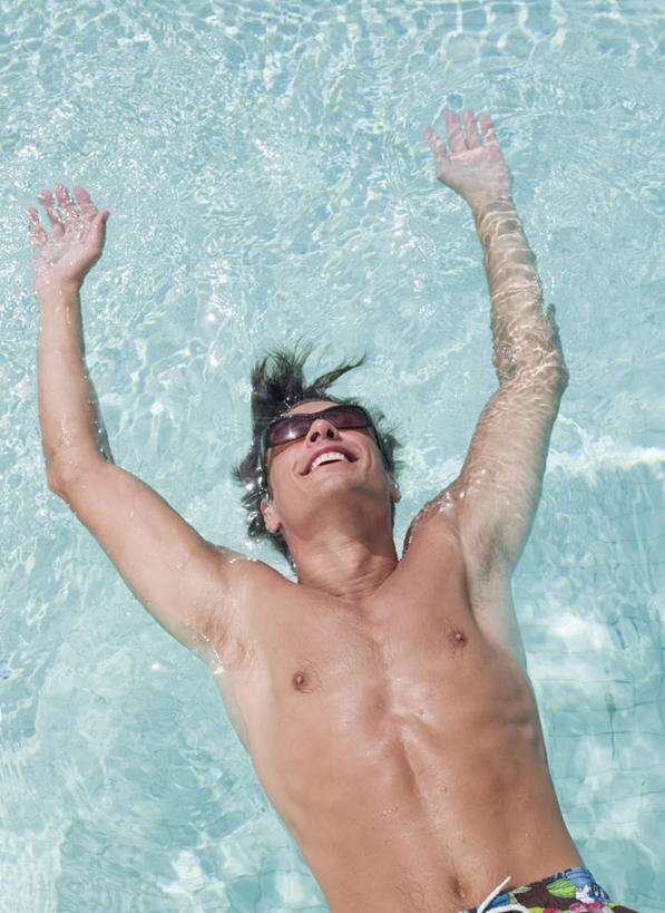 西方人,一个人,体育馆,游泳池,躺,举,笑,微笑,露齿笑,竖图,俯视,室外,白天,水,欧洲,欧洲人,仅一个男性,仅一个人,仅一个中年男性,泳裤,墨镜,眼镜,水池,水面,泳池,裸露,太阳镜,太阳眼镜,托,遮阳镜,游泳馆,裸,卧着,男人,男性,中年男性,白种人,举起,举手,举着,躺着,卧,向上举,向上伸,向上托,半身,彩图,高角度拍摄