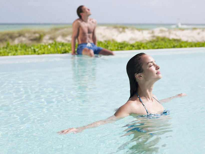 西方人,中年人,两个人,家庭,夫妻,体育馆,游泳池,站,坐,闭眼,伸展双臂,横图,室外,白天,正面,泳装,比基尼,爱情,海浪,海洋,水,欧洲,欧洲人,阴影,光线,影子,浪花,水池,水面,水平线,辽阔,海平线,浪漫,泳池,蓝色,蓝天,天空,阳光,海水,天,站着,广阔,温暖,温馨,一家人,恩爱,恋人,晴朗,一望无际,和睦,游泳馆,海景,万里无云,无边无际,一马平川,男人,男性,女人,女性,中年男性,中年女性,白种人,夫妇,情侣,大海,风浪,海,海水的波动,近岸浪,涌浪,晴空,晴空万里,闭眼睛,闭着眼,闭着眼睛,敞开双臂,伸开双臂,展开双肩,站立,张开手臂,张开双臂,坐着,半身,彩图,三点式,泳衣,伴侣,融洽,水天相接,水天一线