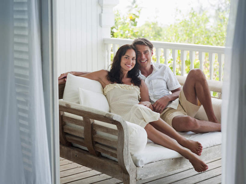 西方人,中年人,两个人,家庭,夫妻,栏杆,坐,抱,笑,微笑,露齿笑,横图,室内,白天,正面,爱情,植物,窗帘,沙发,欧洲,欧洲人,服装,装饰,围栏,浪漫,注视,休闲装,护栏,树,树木,衣服,绿色,自然,帘子,观察,看,休闲,温暖,温馨,一家人,休闲服,遮阳,恩爱,恋人,服饰,生长,成长,抱着,观看,华丽,修饰,点缀,和睦,察看,搂着,关注,布艺沙发,衬托,美观,雅致,雅观,男人,男性,女人,女性,中年男性,中年女性,白种人,夫妇,情侣,怀抱,搂,搂抱,相抱,拥抱,坐着,彩图,全身,伴侣,融洽