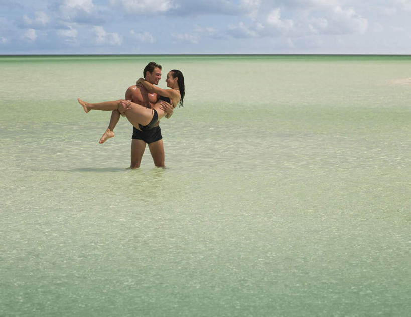 西方人,中年人,两个人,家庭,夫妻,站,抱,横图,室外,白天,正面,泳装,比基尼,爱情,海浪,海洋,欧洲,欧洲人,浪花,水平线,云,云朵,辽阔,海平线,浪漫,云彩,注视,蓝色,白云,蓝天,天空,海水,天,观察,看,站着,广阔,温暖,温馨,一家人,恩爱,恋人,晴朗,抱着,观看,一望无际,和睦,察看,搂着,关注,海景,无边无际,一马平川,男人,男性,女人,女性,中年男性,中年女性,白种人,夫妇,情侣,大海,风浪,海,海水的波动,近岸浪,涌浪,晴空,怀抱,搂,搂抱,相抱,拥抱,站立,彩图,全身,三点式,泳衣,伴侣,融洽,水天相接,水天一线