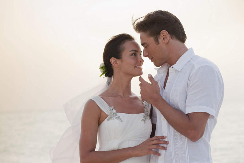 西方人,中年人,两个人,家庭,夫妻,新娘,新郎,站,笑,微笑,露齿笑,横图,室外,白天,正面,婚纱,衬衫,爱情,婚礼,快乐,海浪,海洋,沙滩,欧洲,欧洲人,服装,庆祝,沙子,海岸,浪花,沙地,结婚,浪漫,注视,衣服,白色,海水,观察,看,站着,温暖,温馨,喜庆,一家人,恩爱,恋人,服饰,观看,纪念,和睦,察看,衣着,穿着,关注,海景,衣饰,男人,男性,女人,女性,中年男性,中年女性,白种人,夫妇,情侣,大海,风浪,海,海水的波动,海滩,近岸浪,涌浪,站立,半身,彩图,衬衣,婚礼服,礼服,高兴,伴侣,融洽