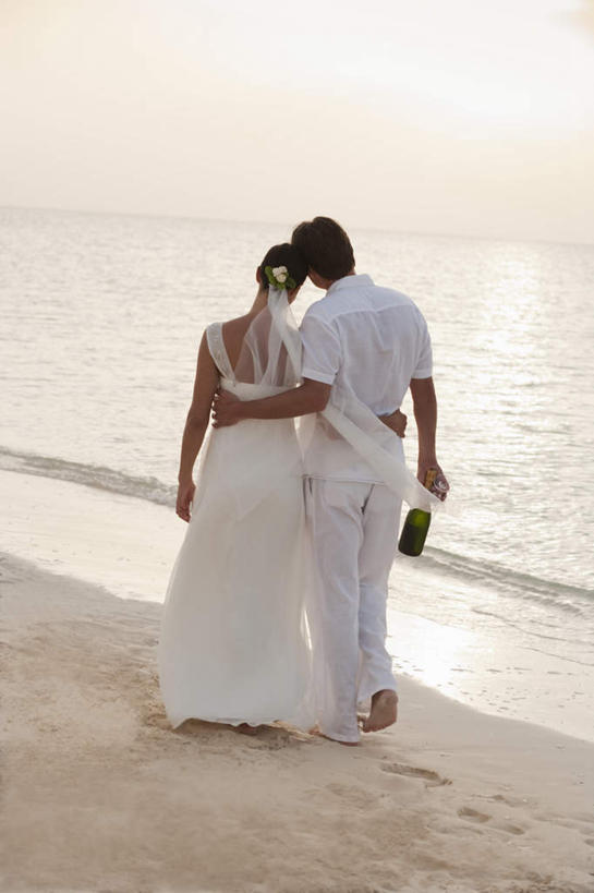 葡萄酒,西方人,中年人,两个人,家庭,夫妻,新娘,新郎,站,竖图,室外,白天,婚纱,衬衫,爱情,婚礼,奢侈,快乐,海浪,海洋,沙滩,欧洲,欧洲人,握,服装,庆祝,沙子,海岸,浪花,沙地,结婚,浪漫,拿,拿着,玻璃制品,酒,酒瓶,饮料,背面,衣服,白色,海水,玻璃瓶,瓶子,香槟,站着,温暖,温馨,喜庆,一家人,恩爱,诱惑,握着,恋人,服饰,纪念,和睦,衣着,穿着,海景,气泡酒,起泡酒,汽酒,衣饰,男人,男性,女人,女性,中年男性,中年女性,白种人,夫妇,情侣,大海,风浪,海,海水的波动,海滩,近岸浪,涌浪,站立,彩图,全身,衬衣,婚礼服,礼服,高兴,欢笑,伴侣,融洽