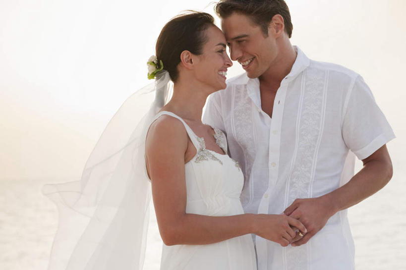 西方人,中年人,两个人,家庭,夫妻,新娘,新郎,站,握手,笑,微笑,露齿笑,横图,室外,白天,正面,婚纱,衬衫,爱情,婚礼,快乐,海浪,海洋,沙滩,欧洲,欧洲人,服装,庆祝,沙子,海岸,浪花,沙地,结婚,浪漫,注视,衣服,白色,海水,观察,看,站着,温暖,温馨,喜庆,一家人,恩爱,恋人,服饰,观看,纪念,和睦,察看,衣着,穿着,关注,海景,衣饰,男人,男性,女人,女性,中年男性,中年女性,白种人,夫妇,情侣,大海,风浪,海,海水的波动,海滩,近岸浪,涌浪,搀手,拉手,手搀手,手拉手,手牵手,手握手,站立,半身,彩图,衬衣,婚礼服,礼服,高兴,伴侣,融洽