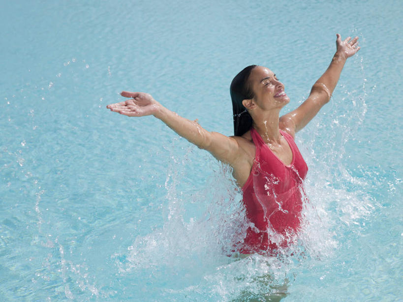 西方人,一个人,体育馆,游泳池,站,举,闭眼,伸展双臂,笑,微笑,露齿笑,横图,俯视,室外,白天,泳装,水,欧洲,欧洲人,仅一个女性,仅一个人,飞溅,溅,液体,水池,水滴,水面,泳池,水珠,红色,托,站着,仅一个中年女性,游泳馆,喷洒,连体泳衣,女人,女性,中年女性,白种人,闭眼睛,闭着眼,闭着眼睛,敞开双臂,举起,举手,举着,伸开双臂,向上举,向上伸,向上托,展开双肩,站立,张开手臂,张开双臂,半身,彩图,高角度拍摄,泳衣