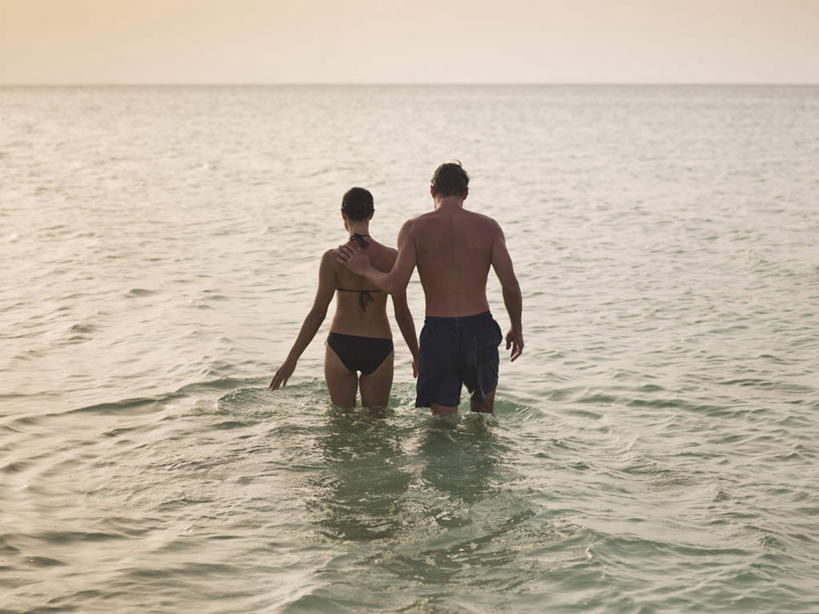 西方人,中年人,两个人,家庭,夫妻,站,摸,横图,室外,白天,泳装,比基尼,爱情,海浪,海洋,日落,欧洲,欧洲人,抚摸,浪花,水平线,晚霞,霞光,落日,辽阔,海平线,浪漫,背面,海水,黄昏,站着,广阔,温暖,温馨,一家人,彩霞,恩爱,恋人,一望无际,和睦,海景,无边无际,一马平川,夕照,男人,男性,女人,女性,中年男性,中年女性,白种人,夫妇,情侣,大海,风浪,海,海水的波动,近岸浪,涌浪,夕阳,触摸,接触,站立,彩图,全身,三点式,泳衣,伴侣,融洽,水天相接,水天一线,斜阳