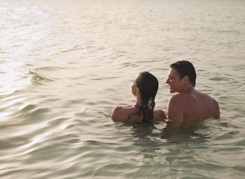 西方人,中年人,两个人,家庭,夫妻,站,横图,室外,白天,泳装,比基尼,爱情,海浪,海洋,欧洲,欧洲人,浪花,浪漫,扭头,注视,背面,海水,观察,看,站着,转头,温暖,温馨,一家人,恩爱,恋人,观看,和睦,察看,关注,海景,男人,男性,女人,女性,中年男性,中年女性,白种人,夫妇,情侣,大海,风浪,海,海水的波动,近岸浪,涌浪,站立,半身,彩图,三点式,泳衣,伴侣,融洽