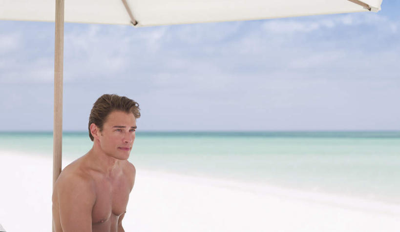 西方人,一个人,坐,横图,室外,白天,侧面,海浪,海洋,沙滩,欧洲,欧洲人,仅一个男性,仅一个人,仅一个中年男性,伞,沙子,雨伞,遮阳伞,海岸,浪花,水平线,云,云朵,辽阔,海平线,沙地,云彩,注视,阳伞,裸露,蓝色,白云,蓝天,天空,海水,天,观察,看,广阔,晴朗,观看,一望无际,察看,太阳伞,关注,裸,海景,无边无际,一马平川,男人,男性,中年男性,白种人,大海,风浪,海,海水的波动,海滩,近岸浪,涌浪,晴空,坐着,半身,彩图,水天相接,水天一线