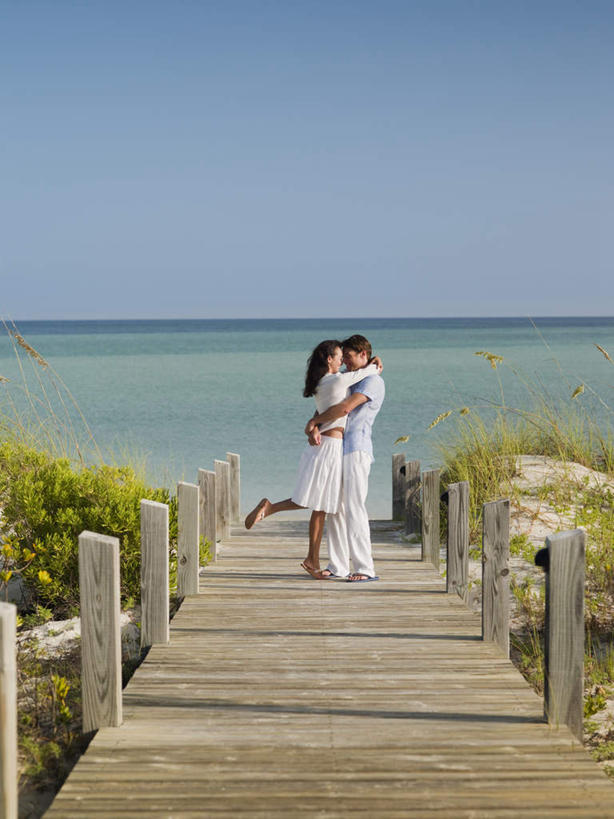 西方人,中年人,两个人,家庭,夫妻,站,抱,竖图,室外,白天,侧面,爱情,海浪,海洋,沙滩,植物,道路,路,欧洲,欧洲人,服装,沙子,海岸,浪花,水平线,小路,辽阔,交通,海平线,沙地,浪漫,休闲装,相视,树,树木,衣服,蓝色,绿色,蓝天,天空,自然,海水,天,站着,休闲,广阔,温暖,温馨,一家人,面对面,休闲服,恩爱,恋人,服饰,生长,晴朗,成长,抱着,对视,一望无际,和睦,互视,搂着,相对,海景,万里无云,相看,无边无际,一马平川,男人,男性,女人,女性,中年男性,中年女性,白种人,夫妇,情侣,大海,风浪,海,海水的波动,海滩,近岸浪,涌浪,晴空,晴空万里,怀抱,搂,搂抱,相抱,拥抱,站立,彩图,全身,伴侣,融洽,水天相接,水天一线