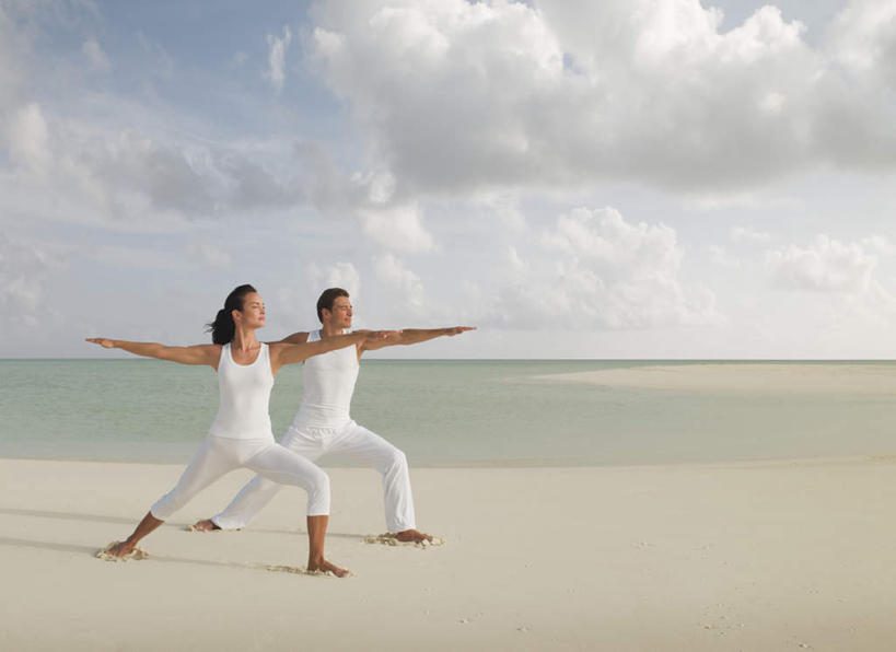 西方人,中年人,两个人,家庭,夫妻,站,伸展双臂,横图,室外,白天,正面,爱情,锻炼,瑜伽,运动,海浪,海洋,沙滩,欧洲,欧洲人,服装,背心,沙子,海岸,浪花,水平线,云,云朵,辽阔,海平线,沙地,浪漫,云彩,注视,衣服,蓝色,白色,白云,蓝天,天空,海水,天,观察,看,站着,广阔,温暖,温馨,一家人,恩爱,养生,恋人,服饰,晴朗,观看,一望无际,和睦,察看,衣着,穿着,关注,海景,衣饰,无边无际,一马平川,体育,男人,男性,女人,女性,中年男性,中年女性,白种人,夫妇,情侣,大海,风浪,海,海水的波动,海滩,近岸浪,涌浪,晴空,敞开双臂,伸开双臂,展开双肩,站立,张开手臂,张开双臂,彩图,全身,健身,伴侣,融洽,水天相接,水天一线