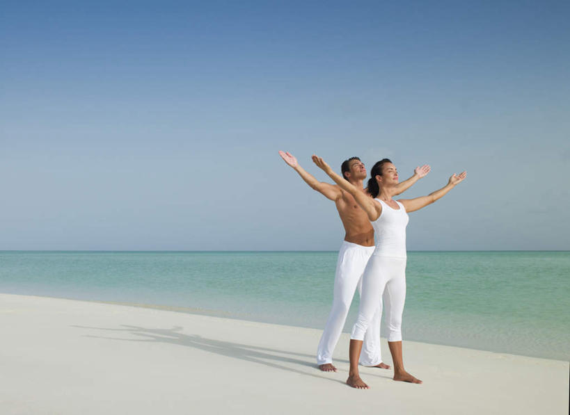 西方人,中年人,两个人,家庭,夫妻,站,举,伸展双臂,横图,室外,白天,正面,爱情,锻炼,瑜伽,运动,海浪,海洋,沙滩,欧洲,欧洲人,服装,背心,沙子,海岸,浪花,水平线,辽阔,海平线,沙地,浪漫,注视,衣服,蓝色,白色,蓝天,天空,海水,天,观察,看,托,站着,广阔,温暖,温馨,一家人,恩爱,养生,恋人,服饰,晴朗,观看,一望无际,和睦,察看,衣着,穿着,关注,海景,万里无云,衣饰,无边无际,一马平川,体育,男人,男性,女人,女性,中年男性,中年女性,白种人,夫妇,情侣,大海,风浪,海,海水的波动,海滩,近岸浪,涌浪,晴空,晴空万里,敞开双臂,举起,举手,举着,伸开双臂,向上举,向上伸,向上托,展开双肩,站立,张开手臂,张开双臂,彩图,全身,健身,伴侣,融洽,水天相接,水天一线