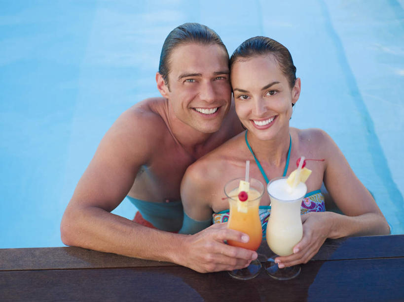 果汁,西方人,中年人,两个人,家庭,夫妻,体育馆,游泳池,站,笑,微笑,露齿笑,横图,俯视,室外,白天,泳装,比基尼,爱情,水,杯子,欧洲,欧洲人,握,朦胧,模糊,塑料,水池,水面,饮品,浪漫,拿,拿着,注视,泳池,裸露,玻璃制品,饮料,水杯,塑料制品,吸管,观察,看,站着,温暖,温馨,一家人,恩爱,握着,恋人,观看,和睦,察看,游泳馆,空心,关注,可口,裸,饮管,适口,男人,男性,女人,女性,中年男性,中年女性,白种人,夫妇,情侣,玻璃杯,站立,半身,彩图,高角度拍摄,三点式,泳衣,伴侣,融洽,圆柱状