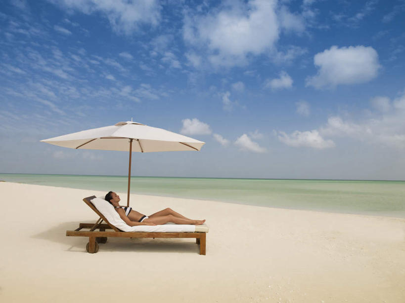 西方人,一个人,躺,闭眼,横图,室外,白天,侧面,泳装,比基尼,海浪,海洋,沙滩,椅子,欧洲,欧洲人,仅一个女性,仅一个人,伞,沙子,雨伞,遮阳伞,躺椅,海岸,浪花,水平线,云,云朵,辽阔,海平线,沙地,云彩,阳伞,蓝色,白云,蓝天,天空,海水,天,仅一个中年女性,广阔,晴朗,一望无际,沙滩椅,太阳伞,海景,无边无际,一马平川,卧着,女人,女性,中年女性,白种人,大海,风浪,海,海水的波动,海滩,近岸浪,涌浪,晴空,闭眼睛,闭着眼,闭着眼睛,躺着,卧,彩图,全身,三点式,泳衣,水天相接,水天一线