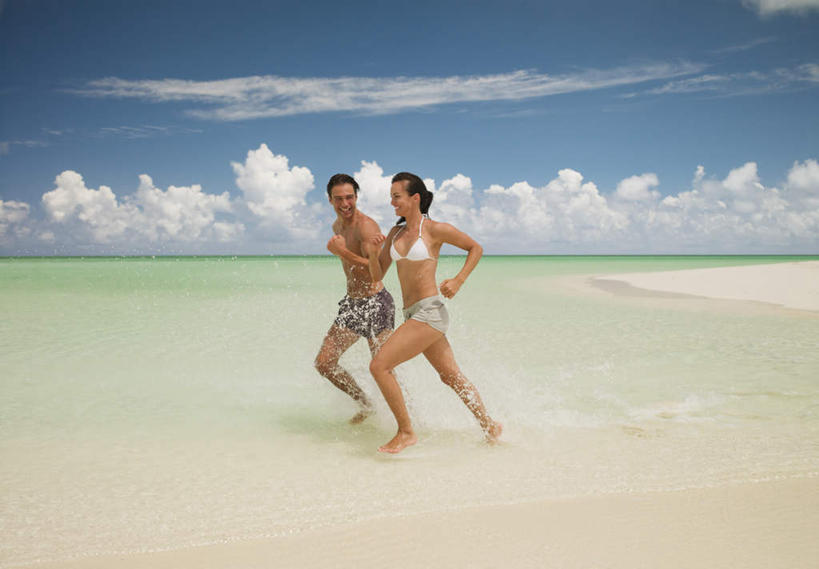 西方人,中年人,两个人,家庭,夫妻,跑,笑,微笑,露齿笑,横图,室外,白天,侧面,泳装,比基尼,爱情,锻炼,运动,海浪,海洋,沙滩,欧洲,欧洲人,沙子,海岸,浪花,水平线,云,云朵,辽阔,海平线,沙地,浪漫,云彩,注视,蓝色,白云,蓝天,天空,海水,天,观察,看,广阔,温暖,温馨,一家人,恩爱,恋人,晴朗,观看,一望无际,和睦,察看,关注,海景,无边无际,一马平川,体育,男人,男性,女人,女性,中年男性,中年女性,白种人,夫妇,情侣,大海,风浪,海,海水的波动,海滩,近岸浪,涌浪,晴空,跑步,彩图,全身,三点式,泳衣,健身,伴侣,融洽,水天相接,水天一线