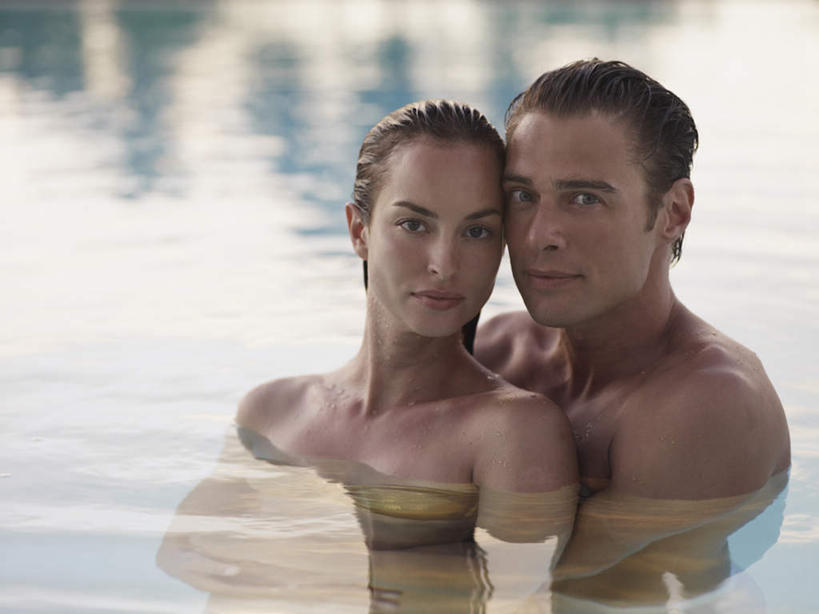 西方人,中年人,两个人,家庭,夫妻,体育馆,游泳池,站,笑,微笑,横图,室外,白天,侧面,爱情,水,欧洲,欧洲人,朦胧,模糊,水池,水面,浪漫,依偎,注视,泳池,倒影,观察,看,靠,靠着,倚靠,站着,温暖,温馨,一家人,恩爱,恋人,观看,和睦,察看,游泳馆,倒映,倚着,关注,依附,依赖,投靠,反照,男人,男性,女人,女性,中年男性,中年女性,白种人,夫妇,情侣,站立,半身,彩图,伴侣,融洽