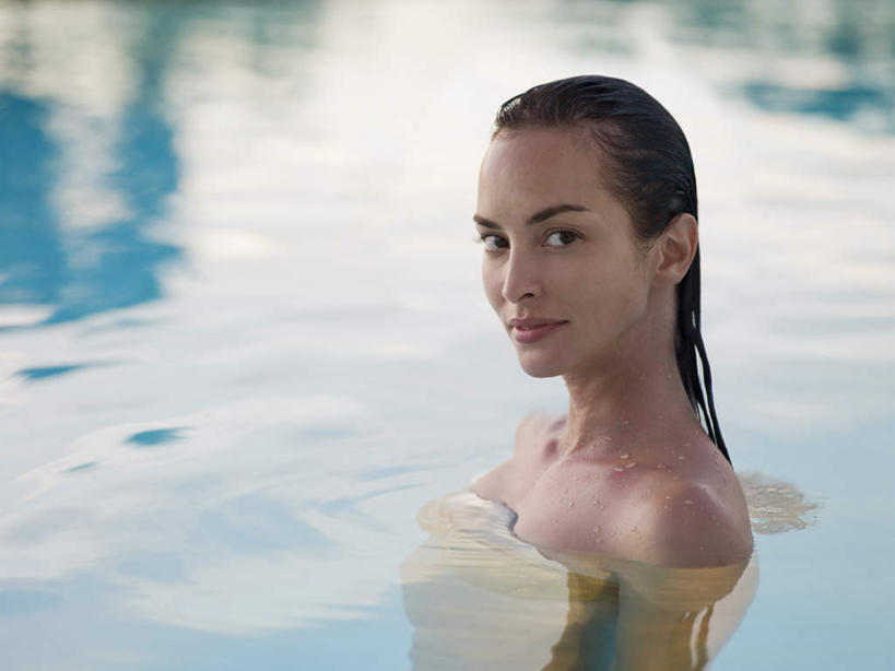 西方人,一个人,体育馆,游泳池,站,笑,微笑,横图,室外,白天,侧面,水,欧洲,欧洲人,仅一个女性,仅一个人,朦胧,模糊,水池,水面,扭头,注视,泳池,倒影,观察,看,站着,转头,仅一个中年女性,观看,察看,游泳馆,倒映,关注,反照,女人,女性,中年女性,白种人,站立,半身,彩图