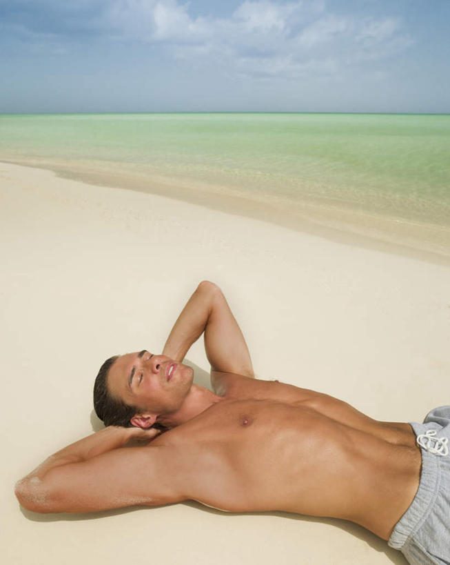 西方人,一个人,躺,闭眼,竖图,俯视,室外,白天,海浪,海洋,沙滩,欧洲,欧洲人,仅一个男性,仅一个人,仅一个中年男性,抱头,裤子,沙子,海岸,浪花,水平线,云,云朵,辽阔,海平线,沙地,云彩,裸露,蓝色,白云,蓝天,天空,海水,天,广阔,晴朗,一望无际,裸,海景,捧首,捧头,无边无际,一马平川,卧着,男人,男性,中年男性,白种人,大海,风浪,海,海水的波动,海滩,近岸浪,涌浪,晴空,闭眼睛,闭着眼,闭着眼睛,躺着,卧,半身,彩图,高角度拍摄,水天相接,水天一线