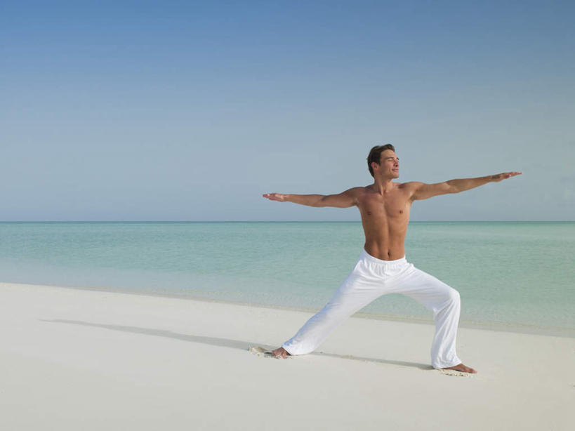 西方人,一个人,站,伸展双臂,横图,室外,白天,正面,锻炼,瑜伽,运动,海浪,海洋,沙滩,欧洲,欧洲人,仅一个男性,仅一个人,仅一个中年男性,裤子,沙子,海岸,浪花,水平线,辽阔,海平线,沙地,裸露,蓝色,蓝天,天空,海水,天,站着,广阔,养生,晴朗,一望无际,裸,海景,万里无云,无边无际,一马平川,体育,男人,男性,中年男性,白种人,大海,风浪,海,海水的波动,海滩,近岸浪,涌浪,晴空,晴空万里,敞开双臂,伸开双臂,展开双肩,站立,张开手臂,张开双臂,彩图,全身,健身,水天相接,水天一线