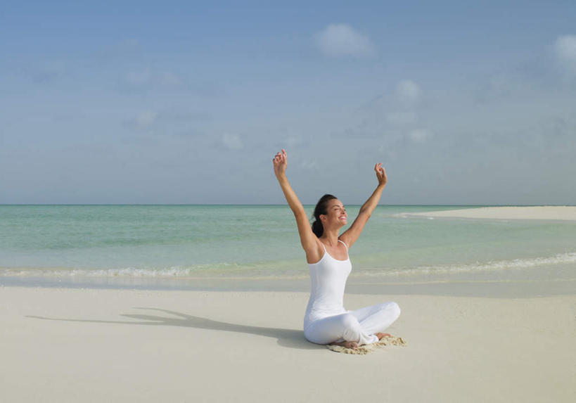 西方人,一个人,同事,坐,闭眼,盘腿,横图,室外,白天,侧面,锻炼,瑜伽,成功,运动,合作,团队,集体,信心,海浪,海洋,沙滩,欧洲,欧洲人,仅一个女性,仅一个人,服装,背心,沙子,海岸,浪花,水平线,云,云朵,辽阔,海平线,沙地,云彩,队伍,衣服,蓝色,白色,白云,蓝天,天空,海水,天,仅一个中年女性,广阔,养生,服饰,晴朗,一望无际,领导,衣着,成就,穿着,合伙,领袖,海景,衣饰,无边无际,一马平川,体育,女人,女性,中年女性,白种人,大海,风浪,海,海水的波动,海滩,近岸浪,涌浪,晴空,闭眼睛,闭着眼,闭着眼睛,盘腿而坐,盘膝,盘着腿的,盘着腿坐,双腿交叉,坐着,彩图,全身,健身,水天相接,水天一线