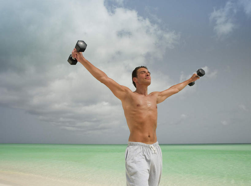 西方人,一个人,站,举,伸展双臂,横图,室外,白天,正面,锻炼,旅游,度假,运动,海浪,海洋,沙滩,哑铃,欧洲,欧洲人,仅一个男性,仅一个人,仅一个中年男性,握,阴影,裤子,光线,沙子,影子,海岸,浪花,云,云朵,沙地,拿,云彩,拿着,注视,娱乐,运动器械,裸露,蓝色,白云,蓝天,天空,阳光,海水,天,观察,看,托,站着,享受,休闲,健身器械,放松,握着,晴朗,观看,察看,关注,室外运动,裸,健身器材,户外运动,海景,男人,男性,中年男性,白种人,大海,风浪,海,海水的波动,海滩,近岸浪,涌浪,晴空,敞开双臂,举起,举手,举着,伸开双臂,向上举,向上伸,向上托,展开双肩,站立,张开手臂,张开双臂,半身,彩图,健身,运动器材