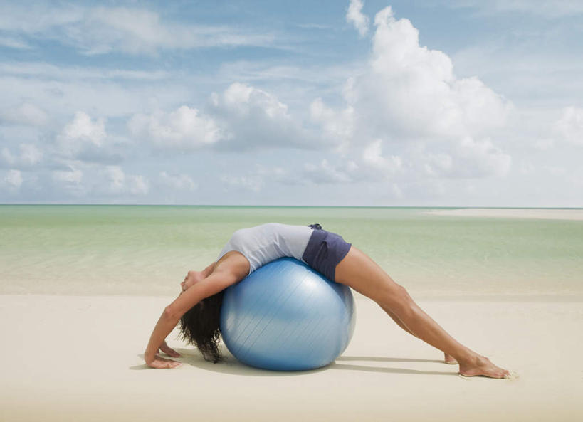 西方人,一个人,躺,横图,室外,白天,侧面,锻炼,旅游,度假,运动,海浪,海洋,沙滩,欧洲,欧洲人,仅一个女性,仅一个人,弯腰,服装,背心,沙子,海岸,浪花,水平线,云,云朵,辽阔,海平线,沙地,云彩,娱乐,运动器械,衣服,蓝色,白云,蓝天,天空,海水,天,仅一个中年女性,享受,休闲,广阔,健身器械,健身球,放松,服饰,晴朗,一望无际,瑜伽球,衣着,穿着,室外运动,健身器材,户外运动,海景,弯身,衣饰,无边无际,一马平川,卧着,女人,女性,中年女性,白种人,大海,风浪,海,海水的波动,海滩,近岸浪,涌浪,晴空,躺着,卧,彩图,全身,健身,水天相接,水天一线,运动器材