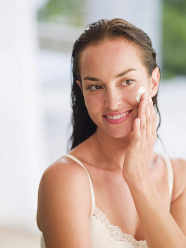 西方人,脸,头,脸颊,手,一个人,站,笑,摸,微笑,露齿笑,竖图,室内,特写,白天,正面,化妆,美容,吊带,欧洲,欧洲人,仅一个女性,仅一个人,抚摸,护肤,服装,朦胧,模糊,美白,润肤露,注视,吊带衫,肩膀,衣服,观察,看,清洁,站着,仅一个中年女性,保养,享受,休闲,手部,放松,去角质,保健,服饰,观看,保湿,单手,察看,滋润,乳液,衣着,护肤品,穿着,关注,去死皮,护肤用品,舒缓,养颜,去污,控油,紧肤,嫩肤,祛痘,去痘,祛角质,抗衰,再生,增白,补水,祛斑,抗皱,防皱,除皱,去皱,衣饰,女人,女性,中年女性,白种人,头部,脸部,脸蛋,面部,触摸,接触,站立,半身,彩图