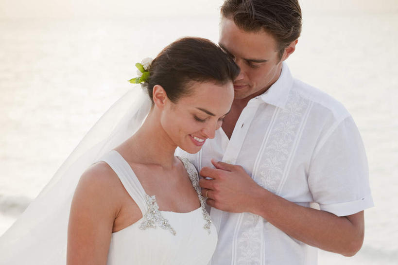 西方人,中年人,两个人,家庭,夫妻,新娘,新郎,站,笑,微笑,露齿笑,横图,室外,白天,正面,婚纱,衬衫,爱情,婚礼,快乐,海浪,海洋,沙滩,欧洲,欧洲人,庆祝,沙子,海岸,浪花,沙地,结婚,浪漫,注视,海水,观察,看,站着,温暖,温馨,喜庆,一家人,恩爱,恋人,观看,纪念,和睦,察看,关注,海景,男人,男性,女人,女性,中年男性,中年女性,白种人,夫妇,情侣,大海,风浪,海,海水的波动,海滩,近岸浪,涌浪,站立,半身,彩图,衬衣,婚礼服,礼服,高兴,伴侣,融洽