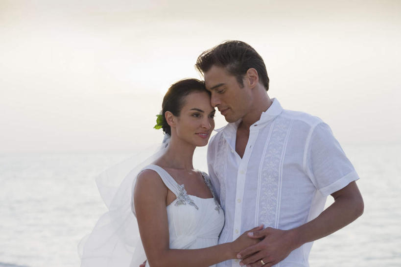 西方人,中年人,两个人,家庭,夫妻,新娘,新郎,站,握手,笑,微笑,露齿笑,横图,室外,白天,正面,婚纱,衬衫,爱情,婚礼,快乐,海浪,海洋,日落,沙滩,欧洲,欧洲人,阴影,庆祝,光线,沙子,影子,海岸,浪花,晚霞,霞光,落日,沙地,结婚,浪漫,注视,阳光,海水,黄昏,观察,看,站着,温暖,温馨,喜庆,一家人,彩霞,恩爱,恋人,观看,纪念,和睦,察看,关注,海景,夕照,男人,男性,女人,女性,中年男性,中年女性,白种人,夫妇,情侣,大海,风浪,海,海水的波动,海滩,近岸浪,涌浪,夕阳,搀手,拉手,手搀手,手拉手,手牵手,手握手,站立,半身,彩图,衬衣,婚礼服,礼服,高兴,伴侣,融洽,斜阳