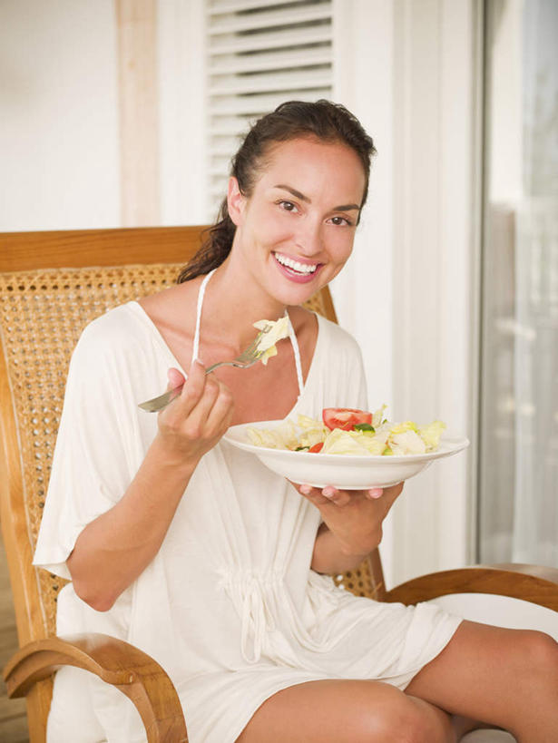 西方人,一个人,坐,笑,微笑,露齿笑,竖图,室内,白天,正面,蔬菜,餐具,椅子,欧洲,欧洲人,仅一个女性,仅一个人,握,服装,新鲜,叉子,碟子,盘,木椅,生食,蔬菜沙拉,沙拉,食品,拿,拿着,注视,休闲装,色拉,沙律,食物,一个,衣服,盘子,碟,观察,看,仅一个中年女性,休闲,休闲服,握着,服饰,有机食品,绿色食品,单个,观看,色拉酱,察看,关注,千岛酱,餐叉,女人,女性,中年女性,白种人,进餐用具,坐着,半身,彩图