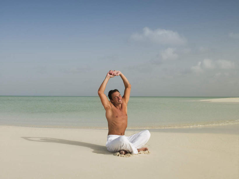 西方人,一个人,坐,举,盘腿,横图,室外,白天,侧面,锻炼,瑜伽,运动,海浪,海洋,沙滩,欧洲,欧洲人,仅一个男性,仅一个人,仅一个中年男性,阴影,裤子,光线,沙子,影子,海岸,浪花,水平线,云,云朵,辽阔,海平线,沙地,云彩,注视,裸露,蓝色,白云,蓝天,天空,阳光,海水,天,观察,看,托,广阔,养生,晴朗,观看,一望无际,察看,关注,裸,海景,无边无际,一马平川,体育,男人,男性,中年男性,白种人,大海,风浪,海,海水的波动,海滩,近岸浪,涌浪,晴空,举起,举手,举着,盘腿而坐,盘膝,盘着腿的,盘着腿坐,双腿交叉,向上举,向上伸,向上托,坐着,彩图,全身,健身,水天相接,水天一线