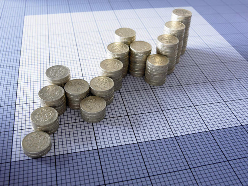 无人,横图,俯视,室内,特写,白天,钱,数据,桌面,桌子,静物,一排,阴影,整齐,反射,分析,曲线,木制,钱币,图表,影子,表格,排列,木制品,K线图,金融,摄影,影棚,经济,英镑,堆,统计,折线,队列,指标,销售,目标,业绩,流通,贸易,折线图,K线,蜡烛图,货币,现金,硬币,彩图,高角度拍摄,影棚拍摄,拍摄