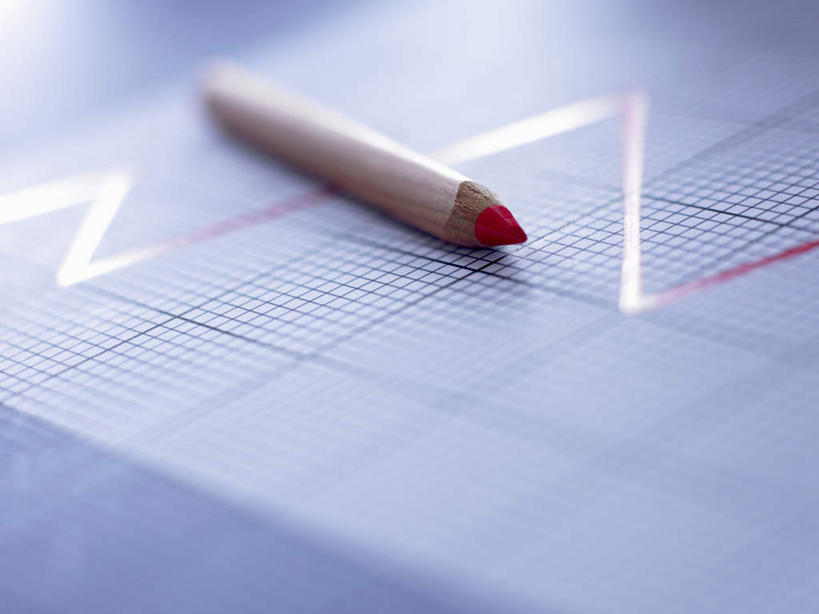 无人,横图,俯视,室内,特写,白天,数据,桌面,桌子,静物,阴影,朦胧,模糊,反射,分析,曲线,木制,笔,图表,影子,办公用品,表格,文具,一个,红色,木制品,铅笔,学习用品,K线图,摄影,影棚,单个,文具用品,统计,折线,指标,销售,目标,业绩,折线图,K线,蜡烛图,彩图,高角度拍摄,影棚拍摄,拍摄