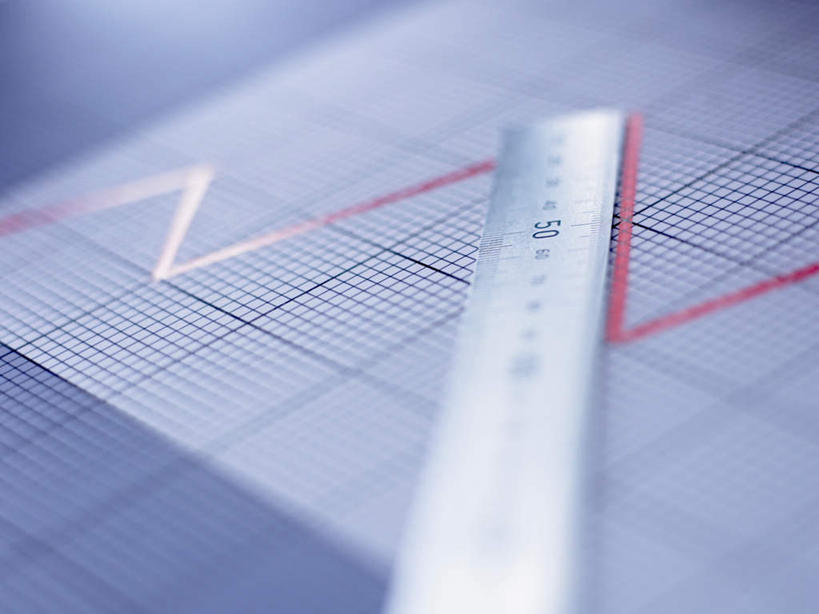 无人,横图,俯视,室内,特写,白天,数据,桌面,桌子,静物,阴影,不锈钢,朦胧,模糊,反射,分析,曲线,测量,木制,不锈钢制品,图表,影子,刻度,表格,尺,木制品,直尺,K线图,摄影,影棚,钢尺,测量工具,统计,折线,尺子,衡量,绘图,指标,销售,目标,业绩,比例,折线图,测绘,量具,量仪,标度,K线,蜡烛图,彩图,高角度拍摄,影棚拍摄,拍摄