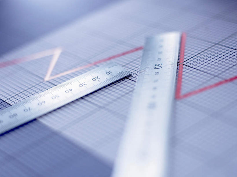 无人,横图,俯视,室内,特写,白天,数据,桌面,桌子,静物,阴影,不锈钢,朦胧,模糊,反射,分析,曲线,测量,木制,不锈钢制品,图表,影子,刻度,表格,尺,木制品,直尺,K线图,摄影,影棚,钢尺,测量工具,统计,折线,尺子,衡量,绘图,指标,销售,目标,业绩,比例,折线图,测绘,量具,量仪,标度,K线,蜡烛图,彩图,高角度拍摄,影棚拍摄,拍摄