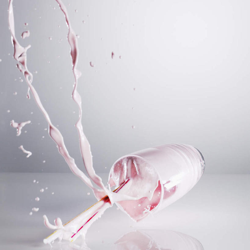 无人,横图,室内,特写,白天,正面,桌面,桌子,杯子,阴影,飞溅,灰色背景,溅,反射,木制,液体,影子,塑料,水滴,食品,甜点,甜品,玻璃制品,水珠,食物,饮料,一个,木制品,水杯,塑料制品,吸管,甜食,冰淇淋,摄影,肮脏,影棚,单个,鲜奶,空心,喷洒,奶昔,邋遢,饮管,龌龊,污秽,玻璃杯,彩图,影棚拍摄,拍摄,圆柱状