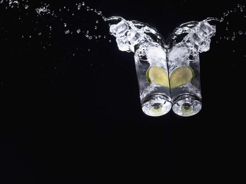 无人,横图,室内,特写,白天,正面,水,杯子,水果,飞溅,黑色背景,新鲜,溅,液体,水滴,生食,食品,果实,饮用水,玻璃制品,水珠,食物,两个,水杯,矿泉水,摄影,有机食品,绿色食品,影棚,喷洒,蒸馏水,酸橙,代代,玻璃杯,橙子,橙,彩图,影棚拍摄,拍摄