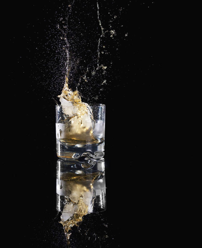 无人,竖图,室内,特写,白天,正面,水,桌面,桌子,杯子,阴影,飞溅,黑色背景,溅,反射,木制,液体,影子,水滴,饮用水,玻璃制品,水珠,一个,木制品,水杯,矿泉水,摄影,影棚,单个,喷洒,蒸馏水,玻璃杯,彩图,影棚拍摄,拍摄