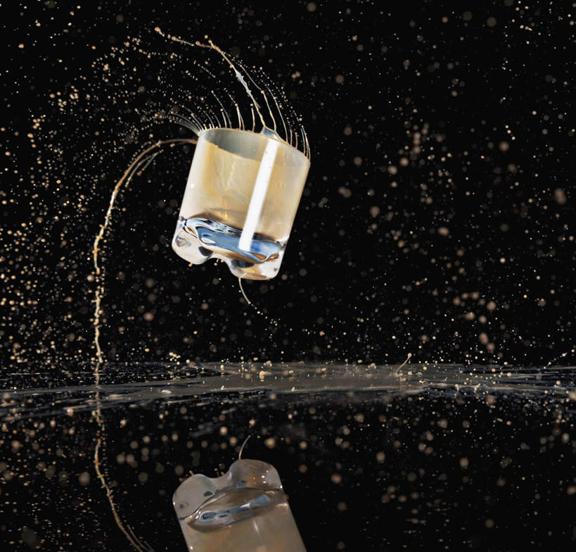 无人,横图,室内,特写,白天,正面,水,桌面,桌子,杯子,阴影,飞溅,黑色背景,溅,反射,木制,液体,影子,水滴,玻璃制品,水珠,一个,木制品,水杯,摄影,影棚,单个,喷洒,玻璃杯,彩图,影棚拍摄,拍摄